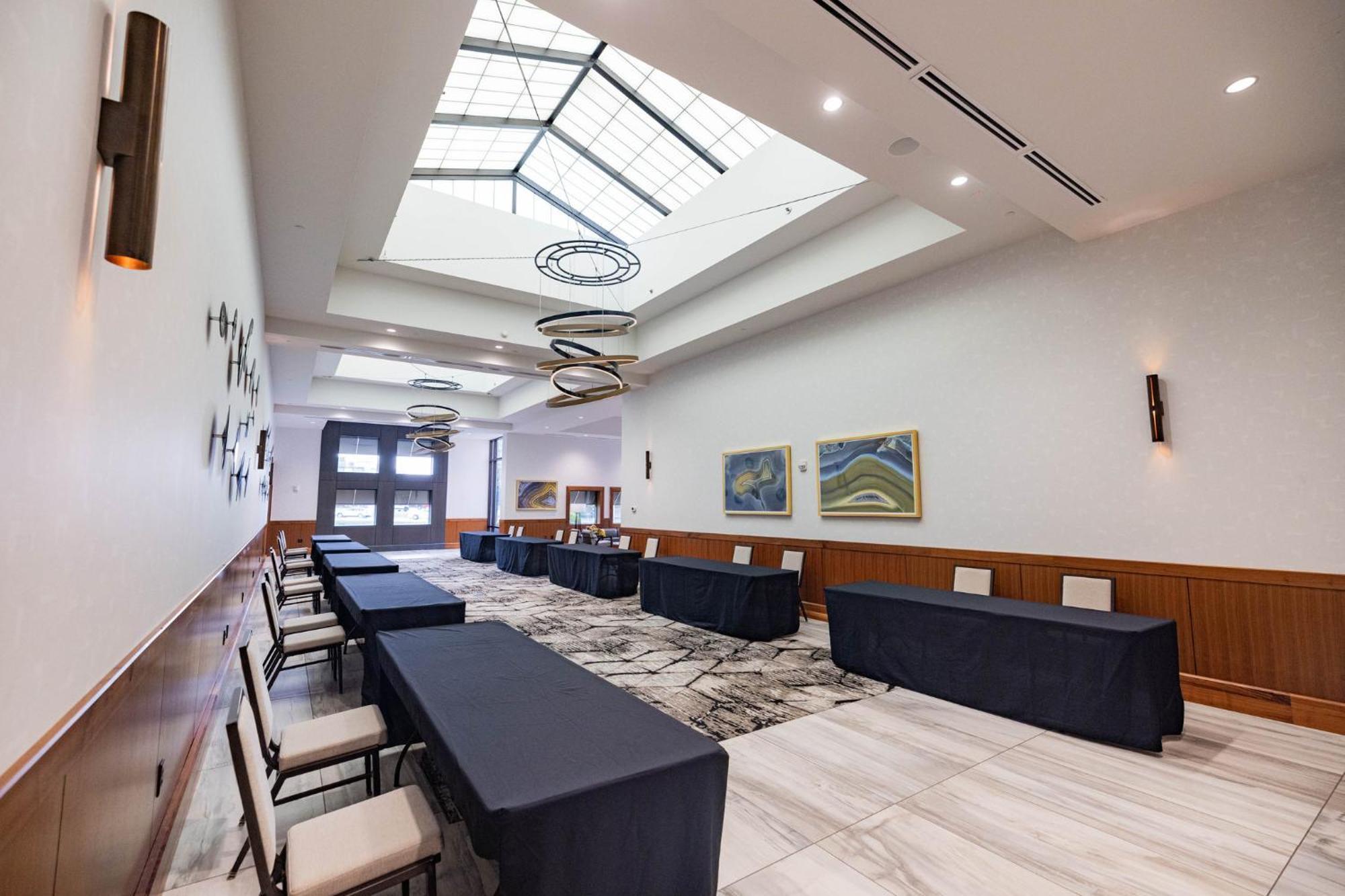 Crowne Plaza Lansing By Ihg Hotel Exterior foto