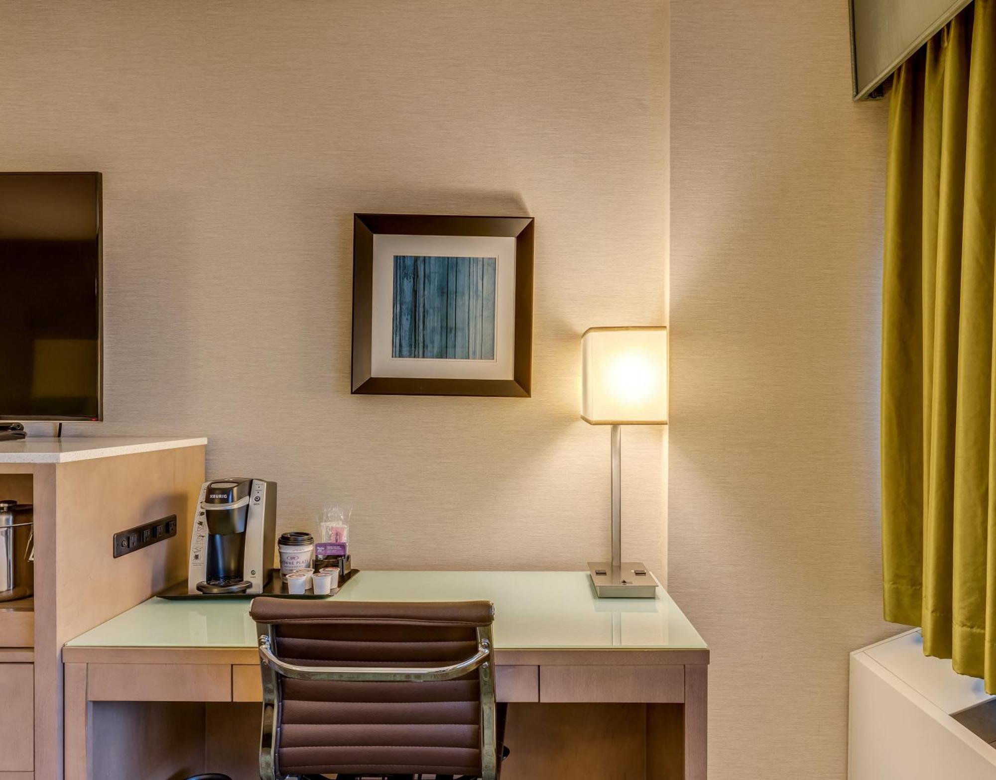 Crowne Plaza Lansing By Ihg Hotel Exterior foto